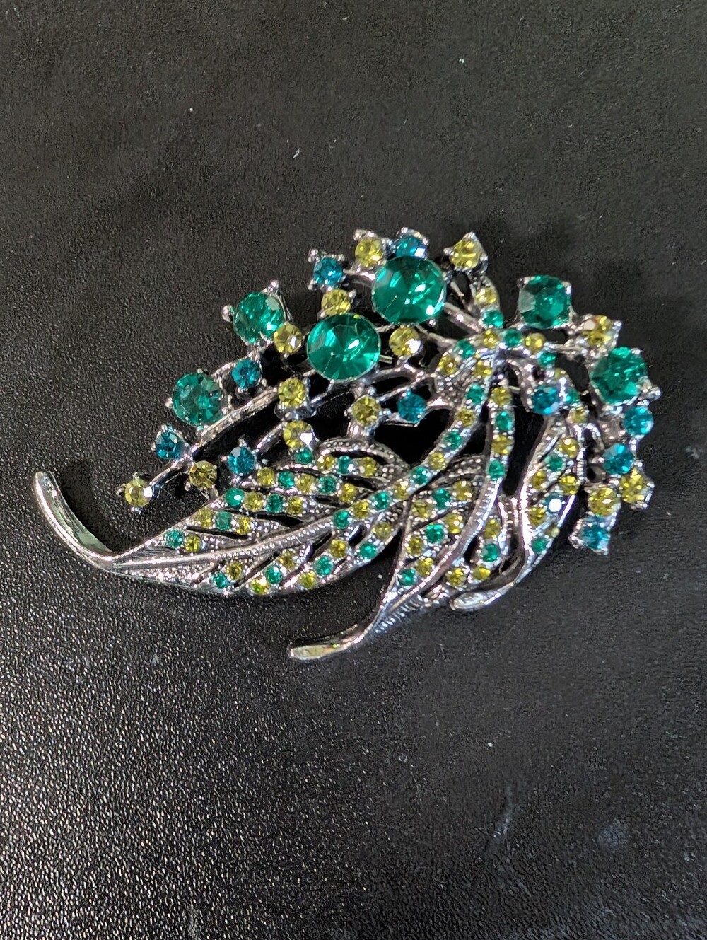 Green Crystal Leaf Brooch - Elegant Women's Jewelry
